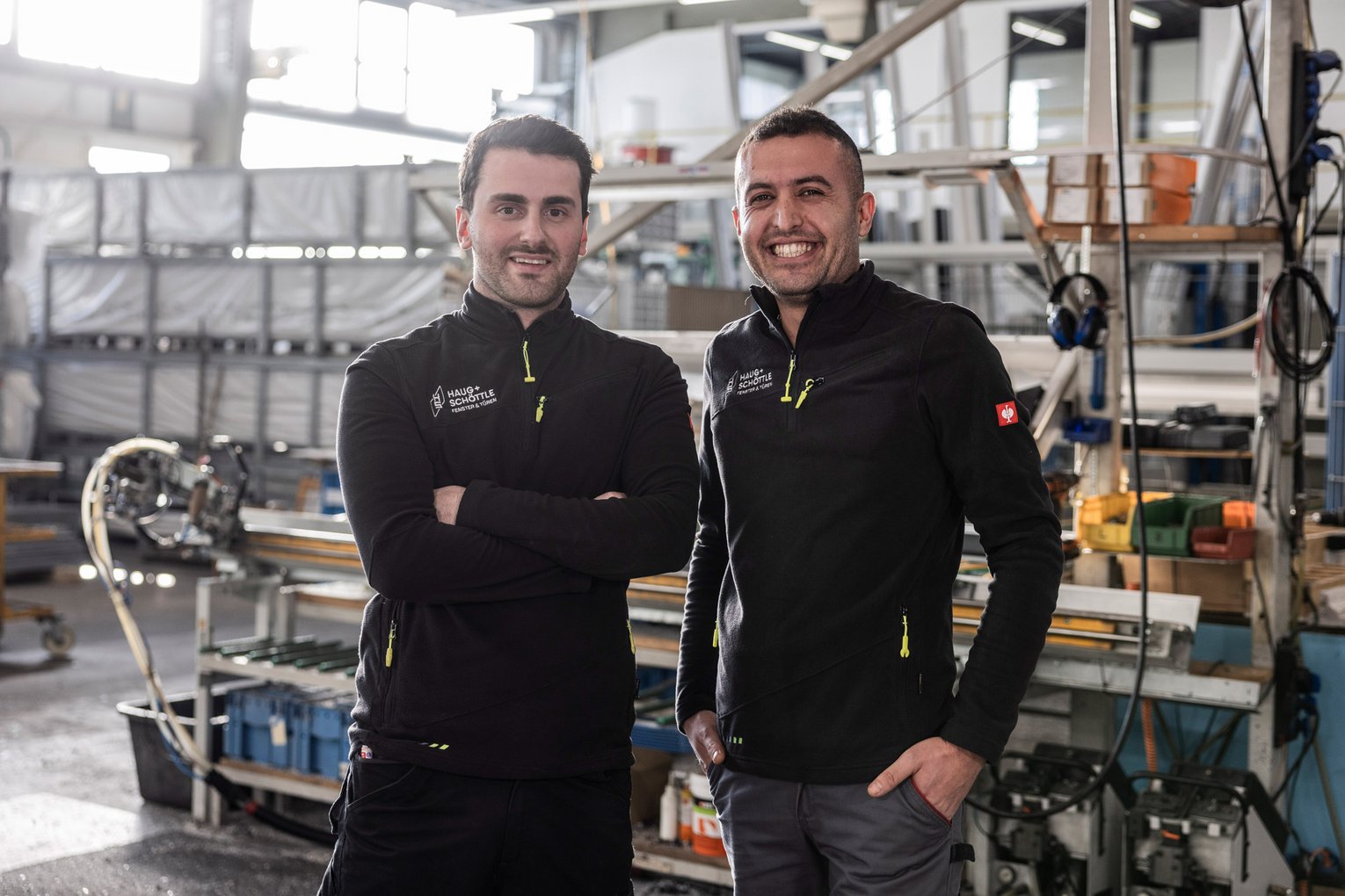 Zwei Mitarbeiter von HAUG + SCHÖTTLE stehen nebeneinander