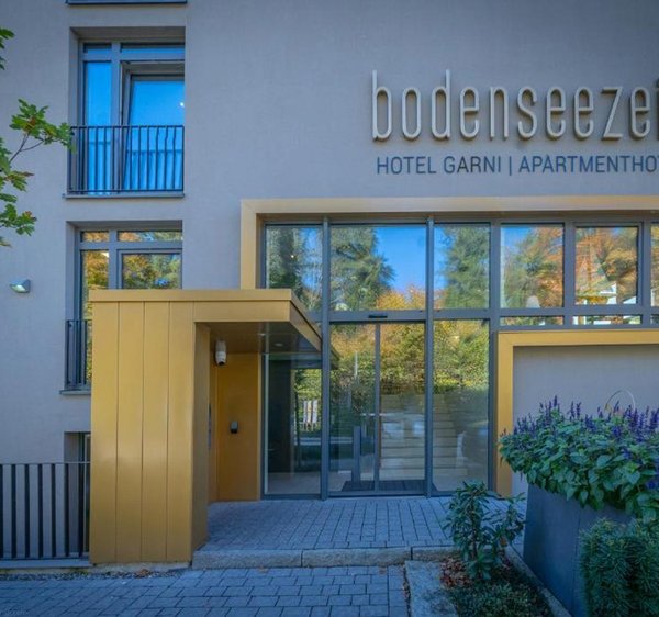 Glasfassade des Hotel Bodenseezeit in Lindau