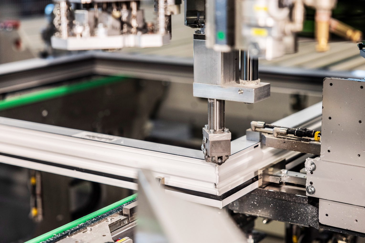 Fensterrahmenproduktion Ein Fensterrahmen wird mit einer Maschine produziert