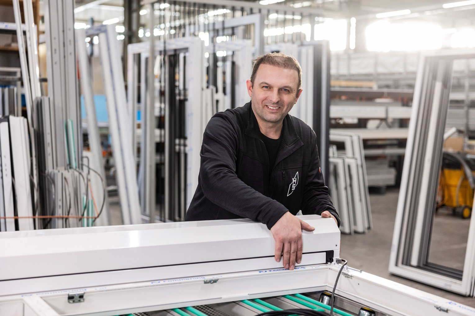HAUG + SCHÖTTLE Produktion Ein Produktionsmitarbeiter von HAUG + SCHÖTTLE bei der Arbeit