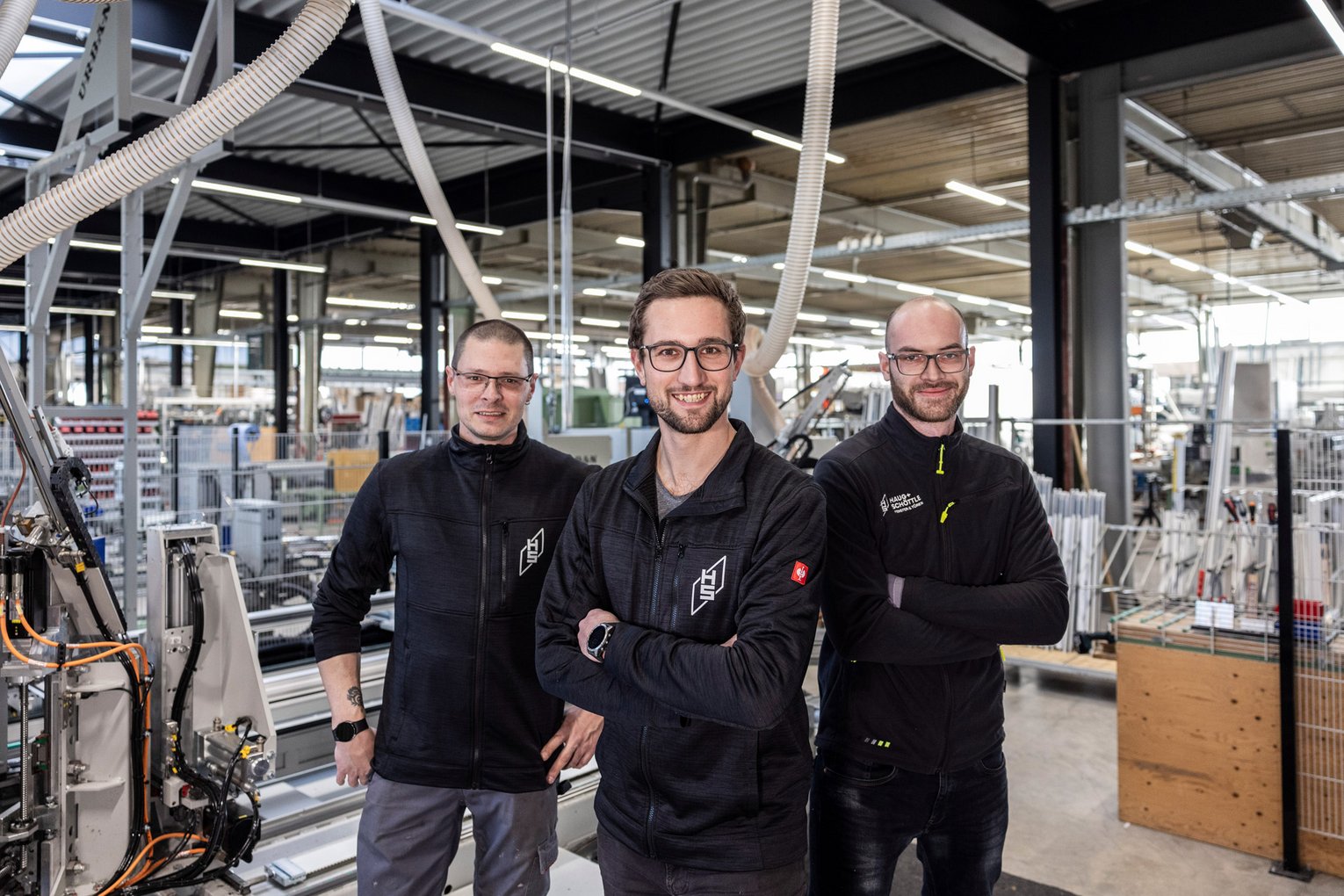 Drei Fertigungsmitarbeiter von HAUG + SCHÖTTLE in der Produktion